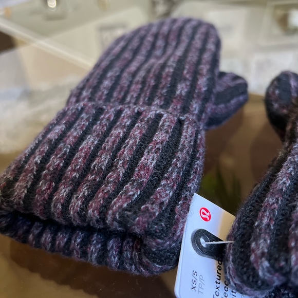Lululemon Textured Fleece-Lined Knit Mittens - Picture 8 of 11